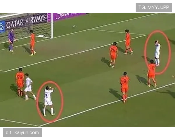 点球被扑后,科隆前锋乌特跪地久久不起 点球被扑后,科隆前锋乌特跪地久久不起